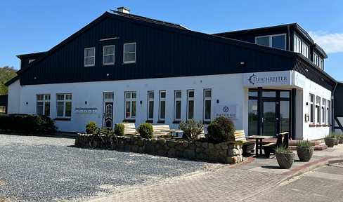 Residential/commercial building with a restaurant for sale