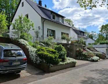 Detached house with 2 residential units and garden in Haan-Ost