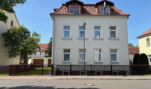 Vacant detached house or apartment building with garage in Böhlen - available immediately