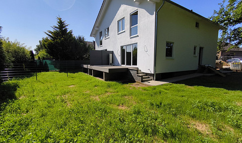 NEW BUILD! Idyllically situated by a stream, sustainable and energy-efficient semi-detached house!