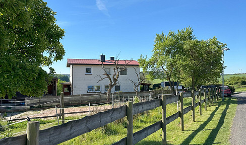 Beautifully situated small riding facility with detached house