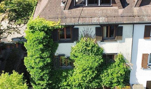 Versatile DHH (167m²) and plot (259m²) with large garage