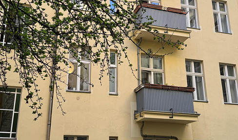 Available top floor apartment (maisonette) directly on Boxhagener Platz - quiet location