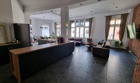 Rare opportunity - spacious apartment in a beautiful Art Nouveau villa with high ceilings in a prime location