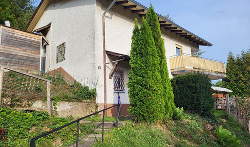 Refurbished EFH with large garden, expansion potential, sunny location, commission-free
