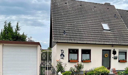 Semi-detached house with full basement and garage for sale