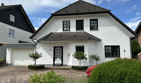 Detached house with garage in a quiet location