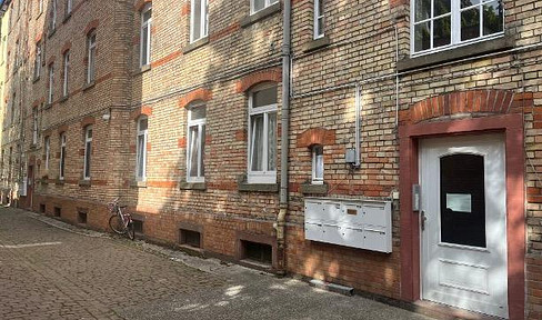Quiet, small city apartment in need of renovation in the backyard