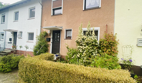 TERRACED HOUSE: GARDEN, TERRACE, BALCONY, EBK, FIREPLACE, FULL BASEMENT, TWO DAYLIGHT BATHROOMS, CAR PARKING.