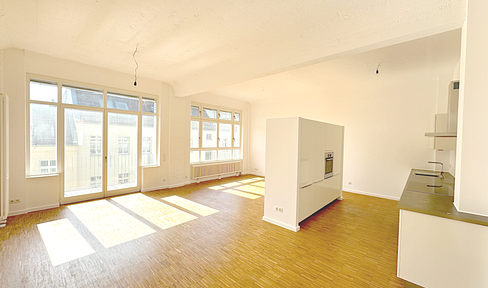 High-quality loft apartment with balcony / EBK / parking space option; vacant