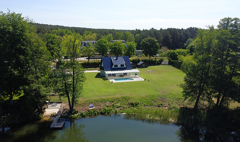 Exclusive waterfront property with house and private jetty on Lake Motzen