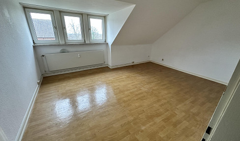 Charming, bright 3-room attic apartment with full bathroom in a top location - within walking distance of the Itzehoe Clinic