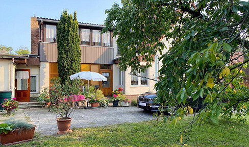 Interesting semi-detached house in a prime location