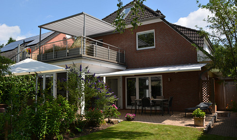 Semi-detached house with well thought-out living concept, garden and roof terrace near Volksdorf forest