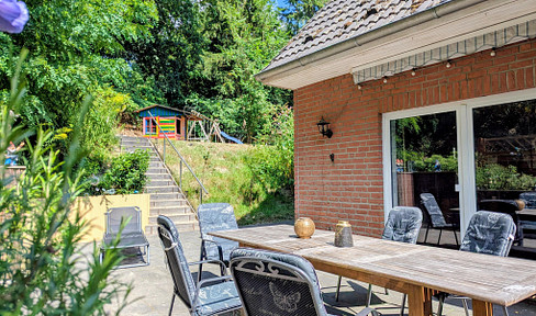 Living almost like in a detached house – End-terrace house with a large, private garden directly next to the forest.