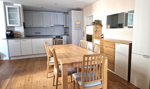 Well-designed 6-room apartment in an old building with balcony - perfect for a family or as a shared flat