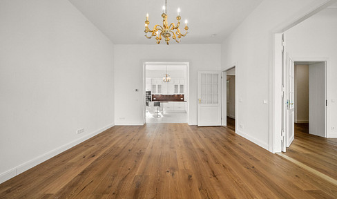 Stylish apartment in an old building with upscale furnishings in a top location