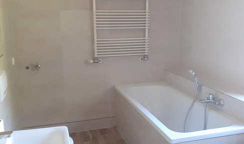 FIRST OCCUPANCY AFTER RENOVATION! 3R apartment in the middle of greenery, approx. 80 m², parking space (EBK)