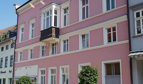 Spacious and light-flooded 2-room ground floor apartment in the pedestrian zone near the market square