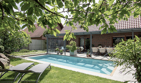 EFH with heated pool and luxury kitchen