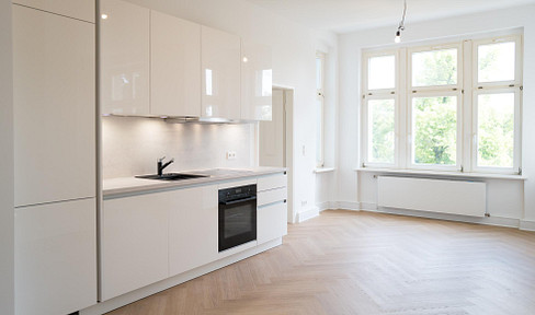 Old building charm at new building level - 3 rooms with balcony, premium EBK, completely renovated