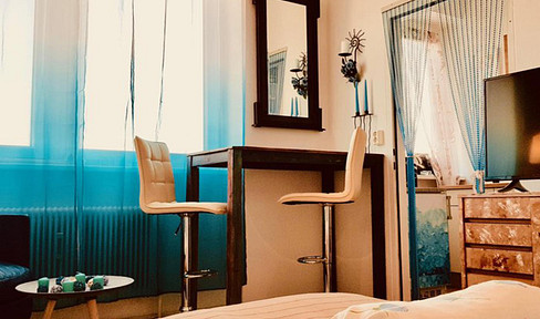 Commission-free: Central studio apartment in prime location - bright space miracle with a view right in the center