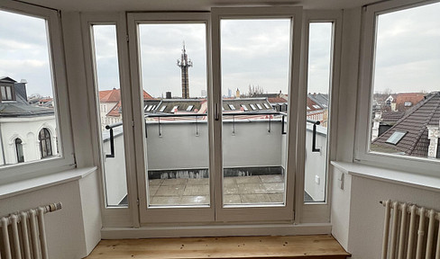 High-quality, newly renovated 2-room top-floor apartment with air conditioning, balcony & panoramic views
