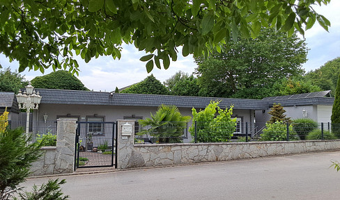 Bungalow with separately accessible apartment