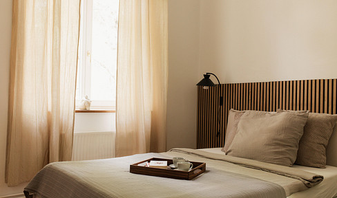 Renovated 65 m² old building apartment with balcony + bathtub in Simon-Dach-Kiez, Friedrichshain