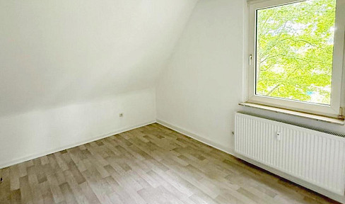 Renovated apartment with private garden and parking space in quiet cul-de-sac location