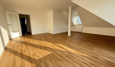 Erstbezug! Lichtdurchflutete DG-Wohnung mit ca. 93 m² Grundfläche, Balkon, Aufzug, TG STP