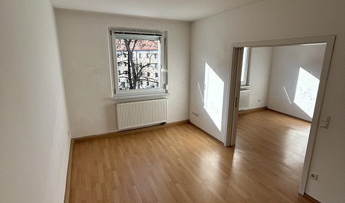 BEAUTIFUL 2 ROOM APARTMENT WITH OLD BUILDING FLAMOR ON THE 3rd FLOOR LEFT
