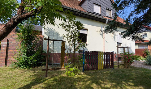 Small semi-detached house with garden and garage in a quiet residential area