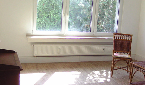 Light-flooded 3 rooms + eat-in kitchen + balcony + cellar + available immediately !!! Private !!!