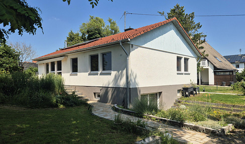 Charming bungalow in quiet residential area with large garden - commission-free