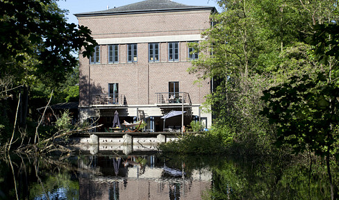 Historisches Pumpenhaus am See