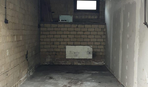 Garage, 1.2 km from Essen Central Station, available from May 1st, 2026.