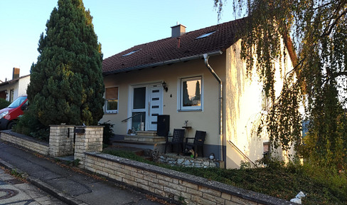 Traumhaftes, freistehendes Einfamilienhaus in Greding mit freiem Blick und großem Garten