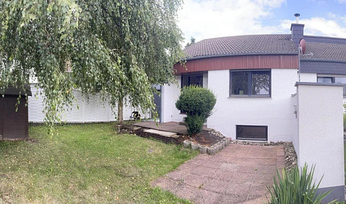Semi-detached house with parking space near the Erlenhofsee lake