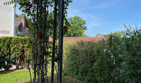 Helle 3 1/2 Zimmer-Wohnung mit Reihenhauscharakter in zentrumsnaher Lage mit Garten und Balkon