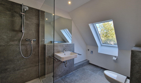 First occupancy! Beautiful, completely renovated 2-room apartment (70 sqm) with large eat-in kitchen.
