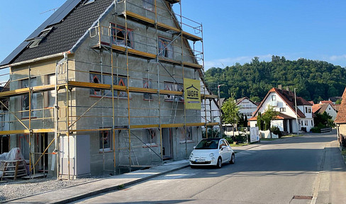 New build house Apartment high quality semi-detached house with 5 rooms, FBH, fitted kitchen in quiet location