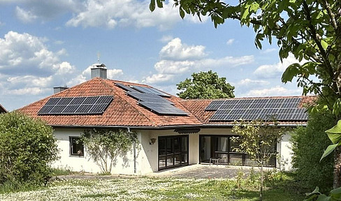 Spacious detached house with large garden
