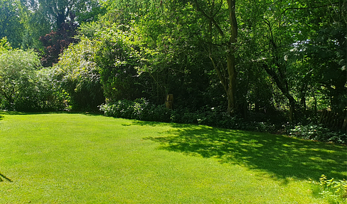 Building plot in quiet residential area - with development potential