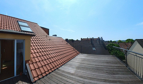 Moderne 2,5-Zimmer-Wohnung mit EBK und Dachterrasse in der Augustastraße 41
