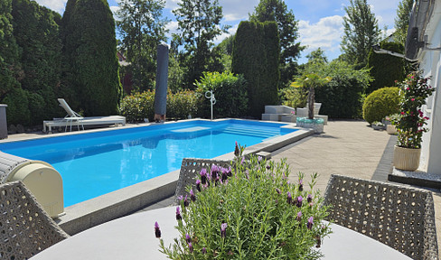 Detached house with luxurious furnishings, pool and sauna