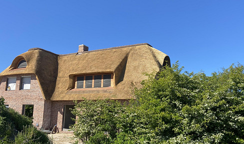New exclusive thatched house with ambience and flair in a quiet location