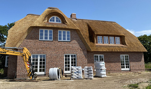 Neues exklusives Reetdachhaus DHH in ruhiger Lage!
