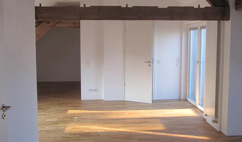 Stilvolle Dachgeschosswohnung mit großer Dachterrasse
