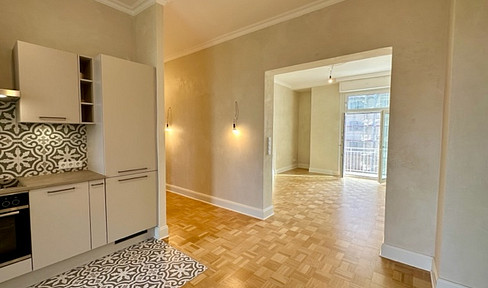 Designer apartment in renovated old building - spacious, flooded with light, unobstructed view